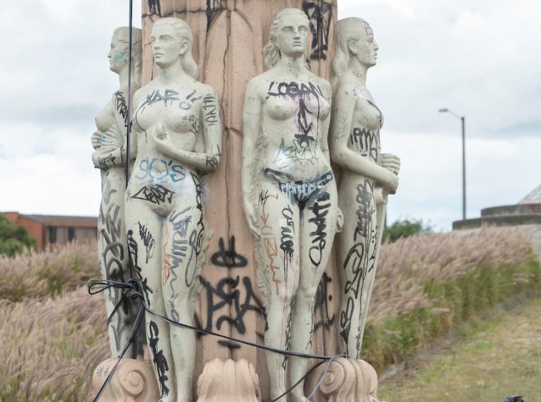 En muy mal estado, así están actualmente las esculturas del Monumento a las Banderas en la localidad Kennedy - Foto: Alcaldía de Bogotá.