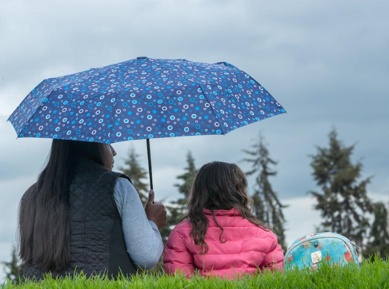 Madre e hija disfrutan de una tarde soleada en el parque del barrio Marsella - Foto: Alcaldía de Bogotá.