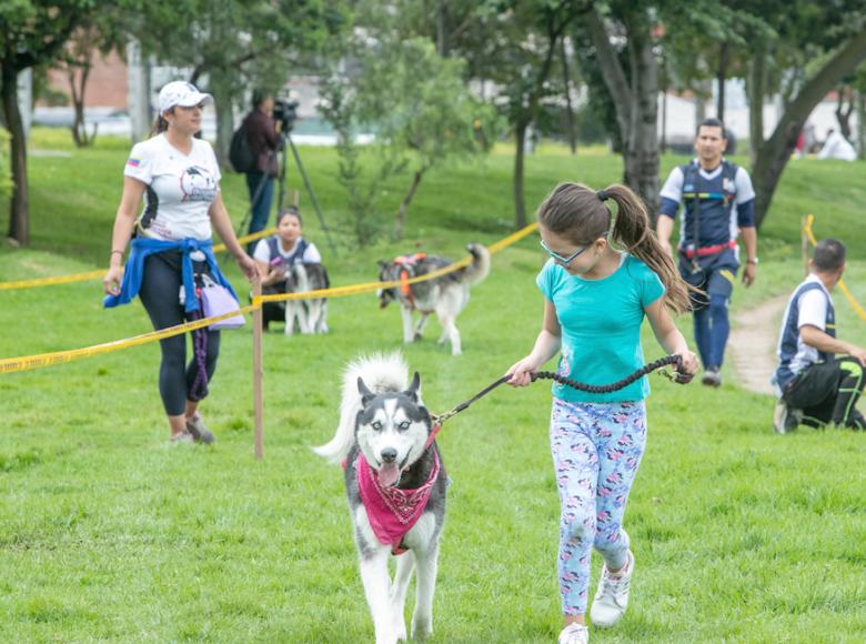 Los parques son espacios recuperados para que los niños acudan con sus mascotas - Foto: Alcaldía de Bogotá.