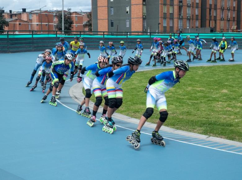 Estos niños y jóvenes ahora disfrutan de un lugar exclusivo para practicar el patinaje.