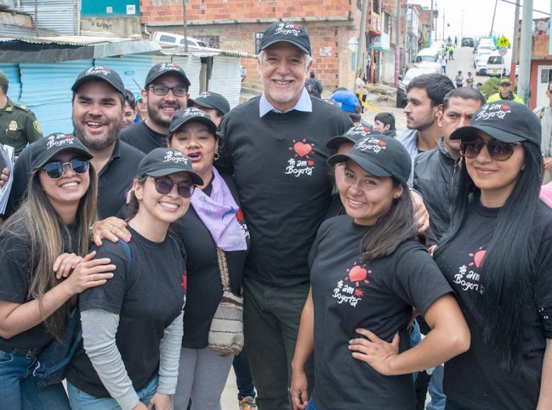 Alcalde Enrique Peñalosa y el equipo de la Caja de Vivienda Popular en Ciudad Bolívar - Foto: Alcaldía de Bogotá.