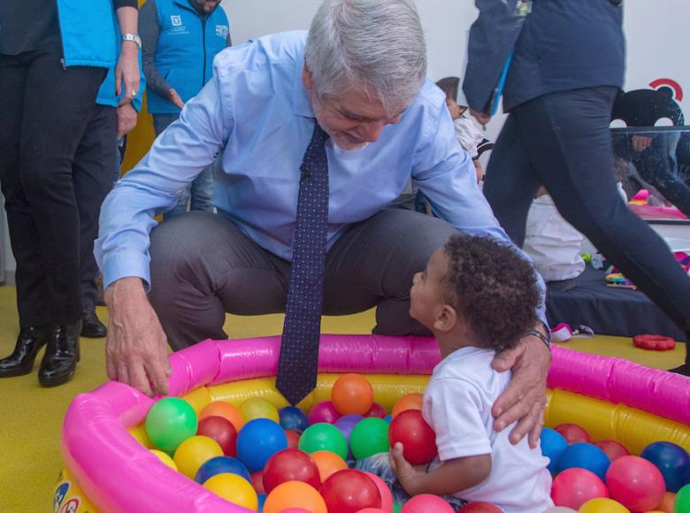 El alcalde Enrique Peñalosa recorrió el jardín infantil y como siempre, interactuó con los niños - Foto: Alcaldía de Bogotá.