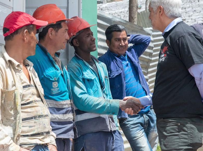 Alcalde Enrique Peñalosa agradece por el trabajo de pavimentación al equipo de trabajo de Secretaría de Habitat - Foto: Alcaldía de Bogotá.