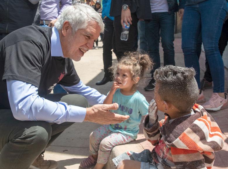 Enrique Peñalosa saludando a los dos "pintores" de fachadas más pequeños del día - Foto: Alcaldía de Bogotá.