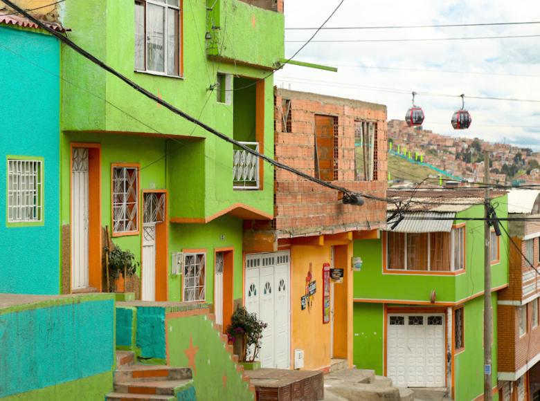 Así lucen las fachadas de las casa en el barrio Las Acacias de Ciudad Bolívar - Foto: Jardín Botánico de Bogotá.