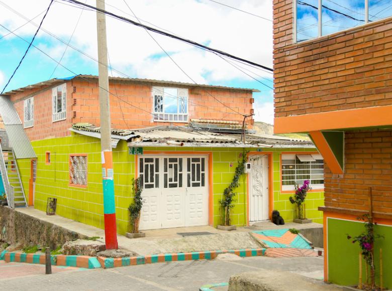 Casa con buganvilias plantadas y fachadas intervenidas embellecen el barrio Las Acacias - Foto: Jardín Botánico de Bogotá.