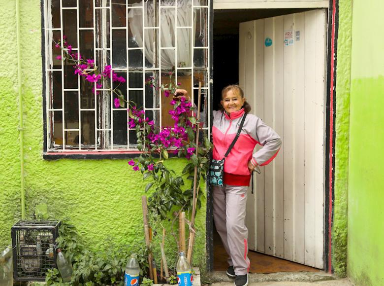 Una vecina del barrio Marandú muestra la fachada de su casa con una buganvilia plantada - Foto: Jardín Botánico de Bogotá.