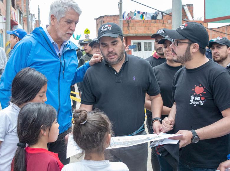 Alcalde Enrique Peñalosa acompañado de Lino Pombo ,director de Caja de Vivienda Popular y Ray Vanegas alcalde de la localidad Ciudad Bolívar revisan planos de la obra - Foto: Alcaldía de Bogotá.