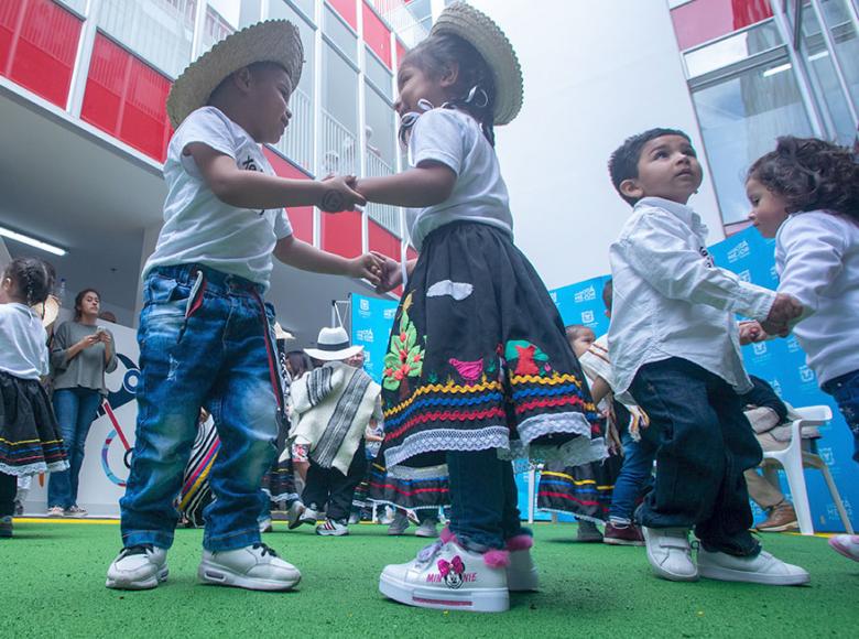 En la inauguración la fiesta incluía números artísticos con los niños y niñas - Foto: Alcaldía de Bogotá. 