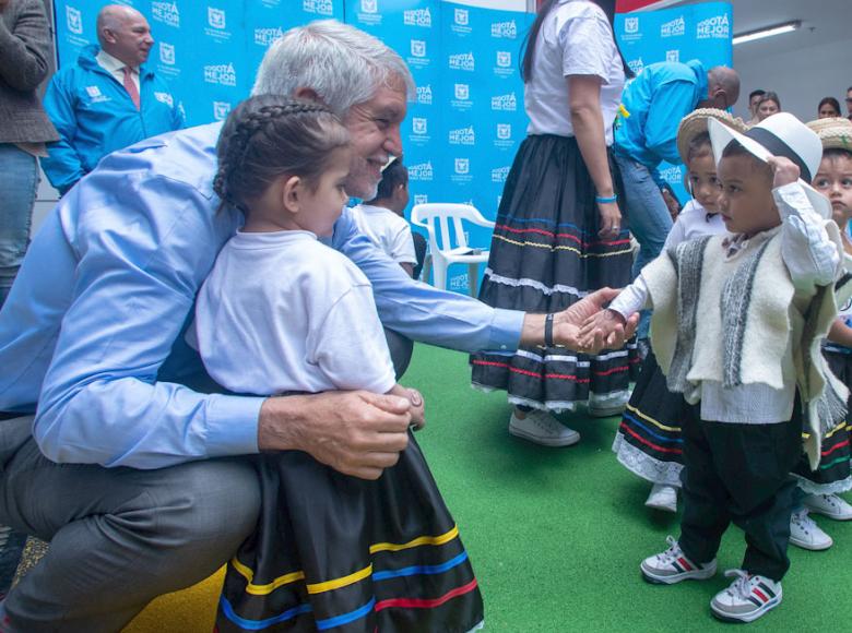 El alcalde Enrique Peñalosa felicita a los niños que bailaron en la ceremonia de inauguración del jardín infantil El Nogal de la Esperanza - Foto: Alcaldía de Bogotá.