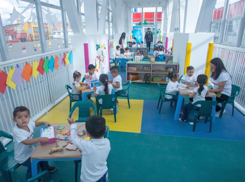 Los niños aprenden de manera didáctica y entretenida en un modelo educativo novedoso - Foto: Alcaldía de Bogotá.