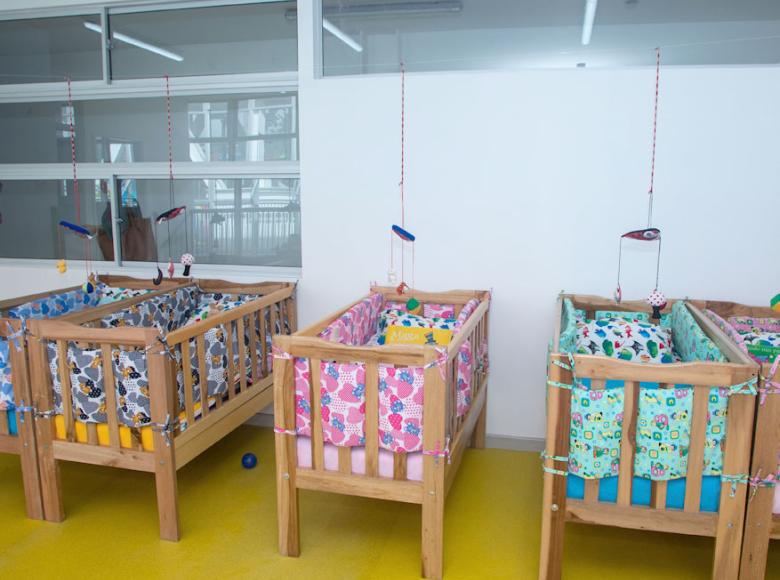 Sala cuna donde los niños más pequeños tienen espacio para dormir una siesta - Foto: Alcaldía de Bogotá.