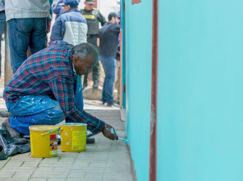 Algunos ayudaron a pintar las fachadas de las casas de sus vecinos - Foto: Alcaldía de Bogotá. 