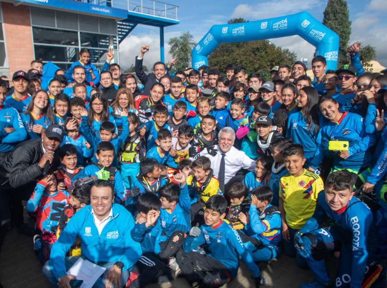 Rodeado de bicirosistas el alcalde de Bogotá Enrique Peñalosa entregó la nueva pista de BMX de El Salitre - Foto: Alcaldía de Bogotá. 