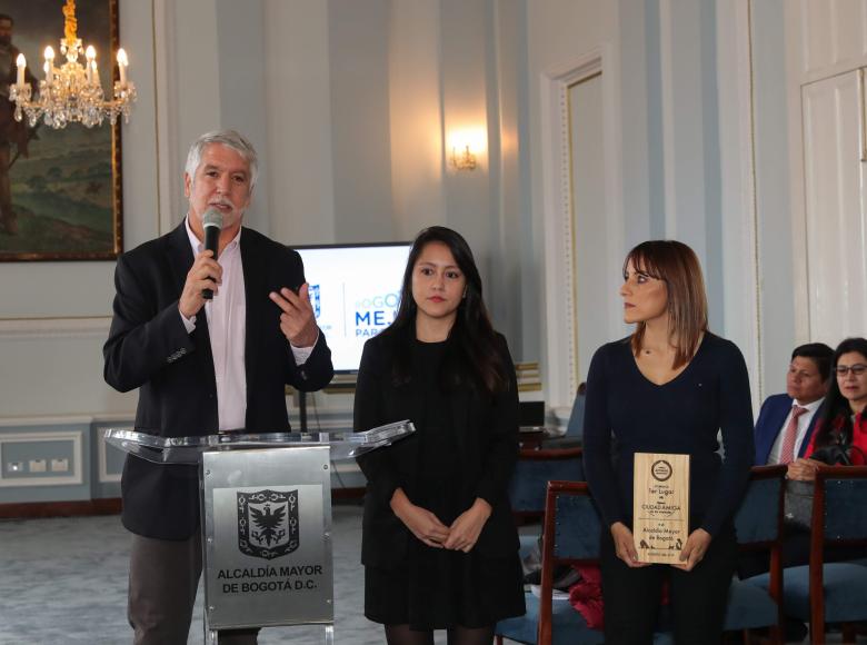 “Felicito al Escuadrón Anticrueldad por recorrer los rincones de la ciudad rescatando animales del maltrato”: fueron las palabras del alcalde Enrique Peñalosa en la entrega del premio a Bogotá.