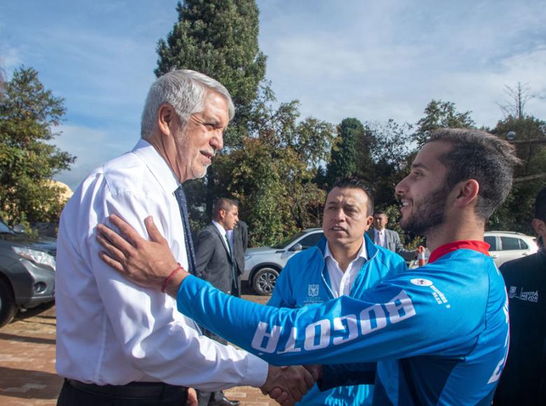 Alcalde Enrique Peñalosa recibe el saludo de medallista olímpico Carlos Ramírez - Foto: Alcaldía de Bogotá/Andrés Sandoval.