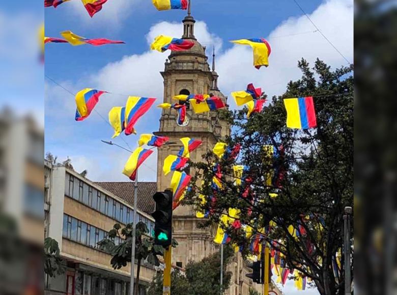 "La foto reúne varias cosas, el amor por los símbolos representativos de mi ciudad como lo es la Catedral Primada, sumado a nuestra hermosa bandera, desde una de las esquinas más representativas de la ciudad, la carrera Séptima con Avenida Jiménez" - Foto: Twitter @jeanposses.