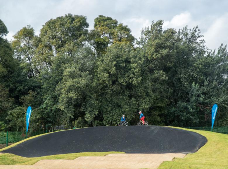 La curva con peralte, una de las partes claves del circuito es testeada por un joven - Foto: Alcaldía de Bogotá/Andrés Sandoval.