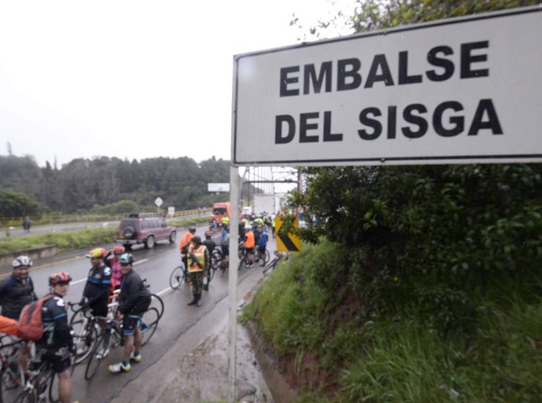 El grupo de ciclistas pasó por el Embalse del Sisga en su camino al Puente de Boyacá - Foto: Alcaldía de Bogotá.