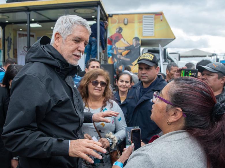 Enrique Peñalosa dialogó con la comunidad acerca de las obras que se están haciendo en el sector - Foto: Alcaldía de Bogotá.