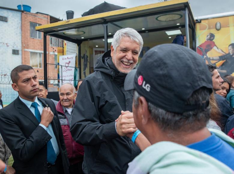 El alcalde Enrique Peñalosa recibe el saludo cordial de un vecino de la zona quien le agradece por el inicio de la construcción de la Avenida Guayacanes - Foto: Alcaldía de Bogotá.