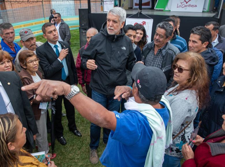 La comunidad aprovechó la llegada del alcalde Enrique Peñalosa para indicarle puntos claves a trabajar en la zona - Foto: Alcaldía de Bogotá.