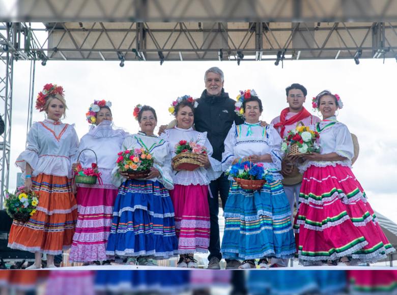 Grupo folclórico hizo su presentación en el acto formal de inicio de obras de la Avenida Guayacanes- Foto: Alcaldía de Bogotá.