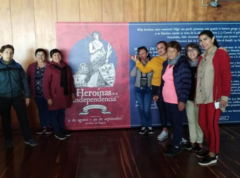 Las mujeres de las Casas de Igualdad de Oportunidades de Engativá y Usaquén participaron en el conversatorio y visitaron la exposición 'Heroínas de la Independencia'.