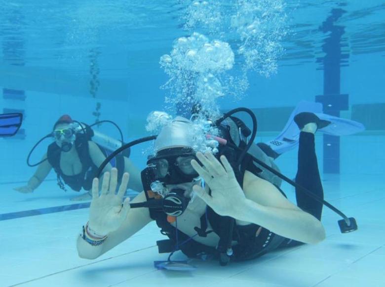 Las piscinas del Complejo Acuático fueron el escenario de pruebas para los interesados en aprender a bucear - Foto: Twitter I.D.R.D. 