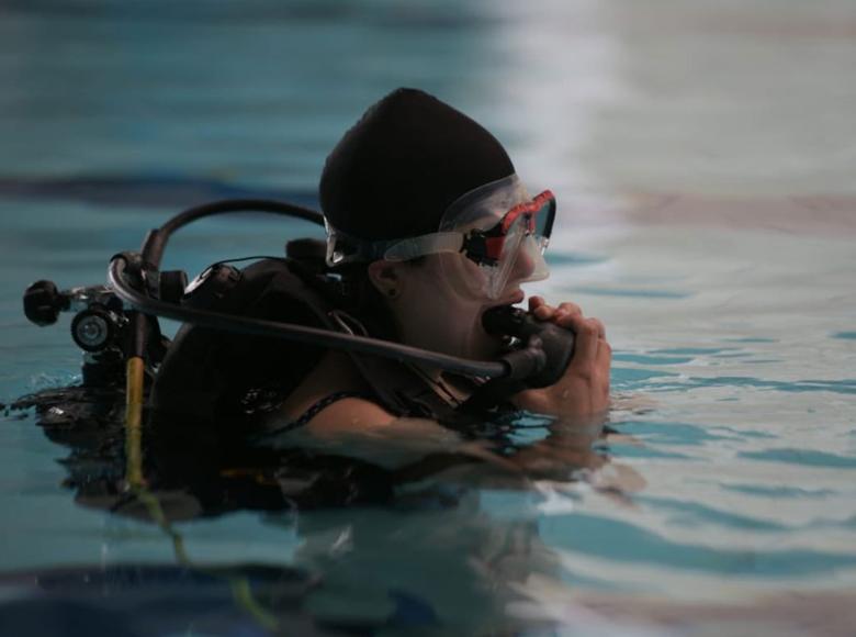 Uno de los inscritos en las clases de buceo practica en la piscina del Complejo Acuático - Foto: Twitter I.D.R.D.