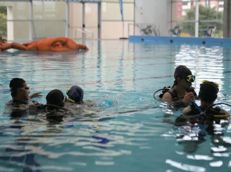 Instructor de buceo con sus alumnos en la piscina del Complejo Acuático en una de las clases gratuitas - Foto: Twitter I.D.R.D.