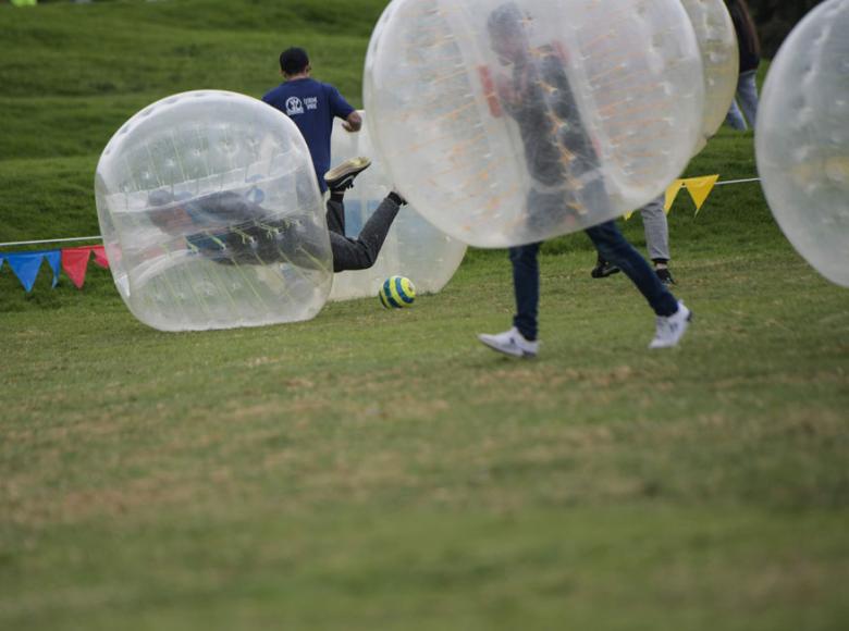 Dos equipos y a jugar fútbol dentro de pelotas gigantes, eso es el verano bubble - Foto: I.D.R.D.