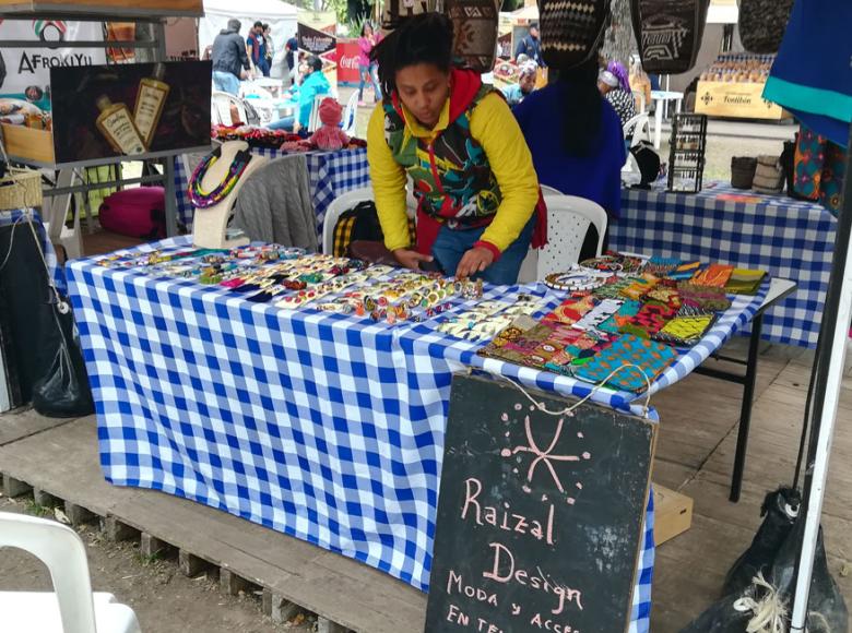 Raizal Desing, diseñadora de la isla de Providencia del archipiélago de San Andrés confecciona accesorios, prendas de vestir y turbantes en telas africanas - Foto: Archivo de Bogotá.