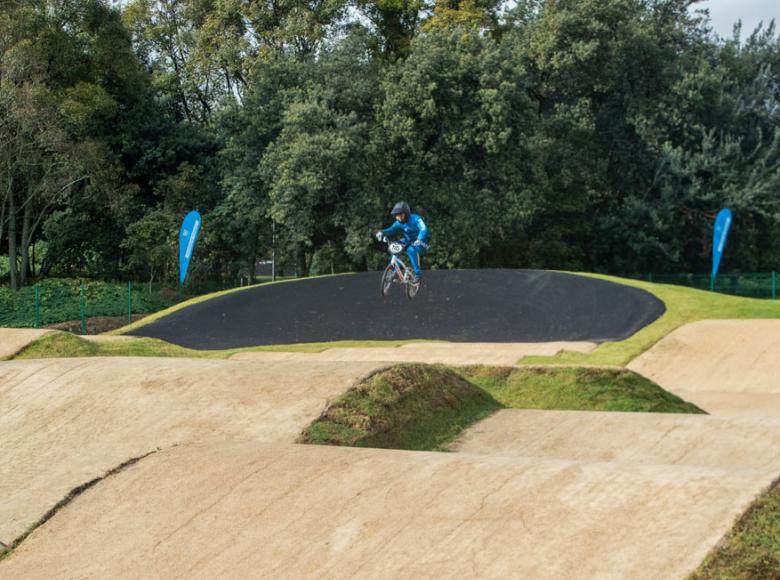 La construcción de esta nueva pista de BMX forma parte del compromiso que hay desde la alcaldía de apoyar el deporte en la capital- Foto: Alcaldía de Bogotá/Andrés Sandoval.