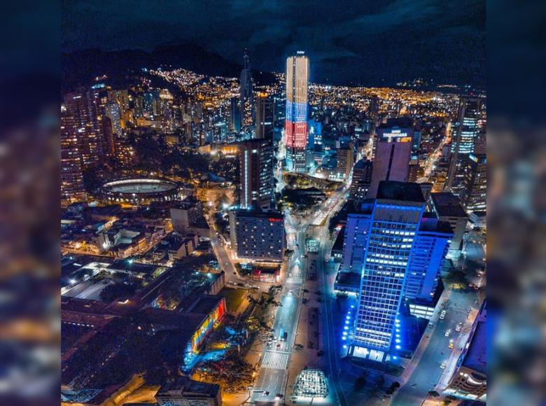 Vista nocturna de la Torre Colpatria. "Majestuosa Bogotá" - Foto: Twitter @PabloAxm.