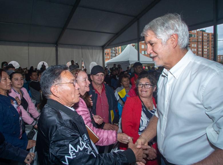 Las personas mayores que son los primeros habitantes del barrio Unir II se acercaron a saludar al alcalde Enrique Peñalosa - Foto: Alcaldía de Bogotá.