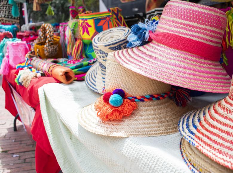 Sombreros tejidos utilizando pigmentos naturales, muestra ancestral indígena en la Plaza de los Periodistas - Foto: Localidad de Santa Fe - Edgar Ramírez.