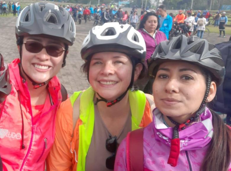 Fotos de grupos de amigas que acudieron a la cita y formaron parte del bici reto - Foto: Jhonatan Ramos/Secretaría de Movilidad.