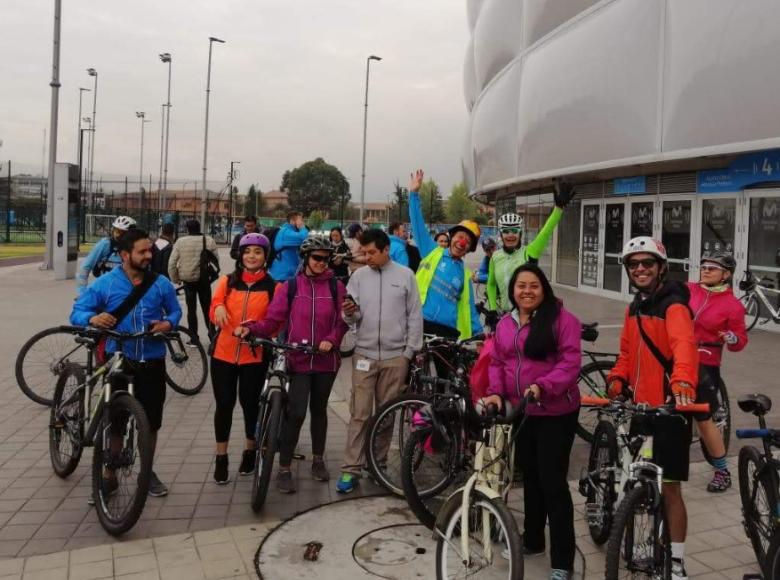 Así llegaban en grupos al Movistar Arena desde bien temprano los participantes del bici reto The Challenge - Foto: Jhonatan Ramos/Secretaría de Movilidad.