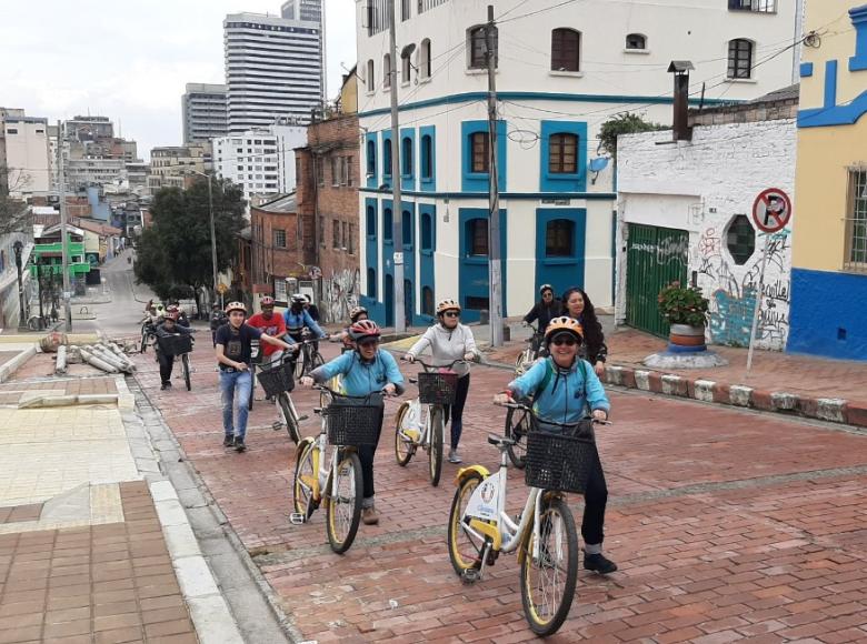 En algunos tramos del Bicirecorrido Patrimonial las empinadas calles hicieron imposible subir pedaleando - Foto: Twitter Secretaría Distrital de la Mujer.