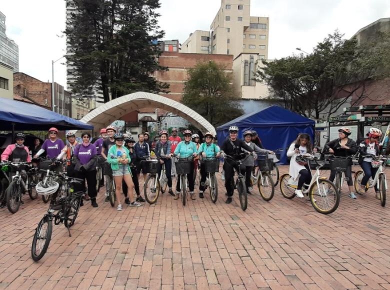 Preparativos para comenzar el Bicirecorrido Patrimonial en La Candelaria - Foto: Twitter Secretaría Distrital de la Mujer.