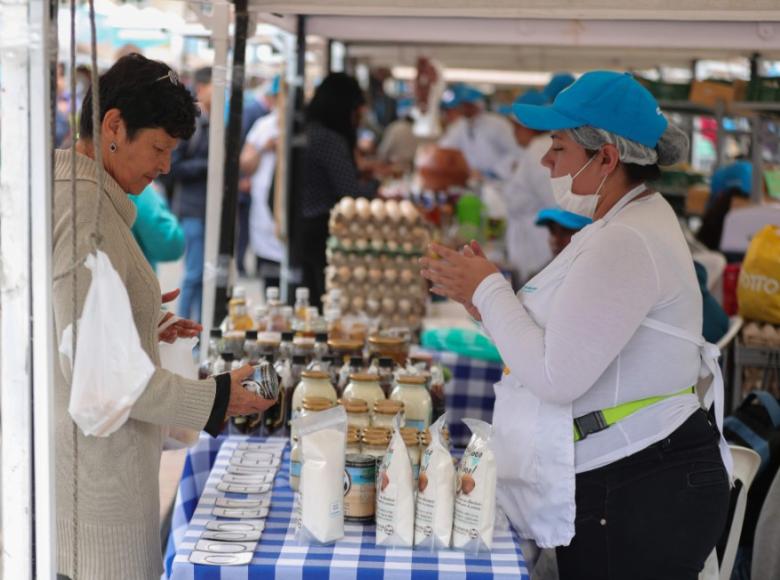 Los productos lácteos frescos son muy buscados en cada edición del Mercado Campesino - Foto: Alcaldía de Bogotá.