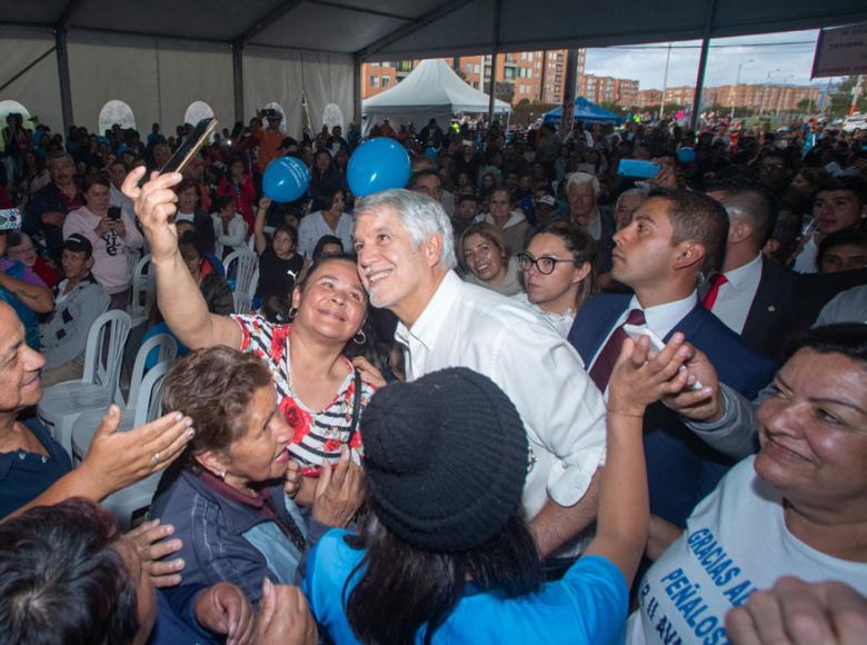 La foto del recuerdo, es el reflejo del cariño entre la comunidad y el alcalde - Foto: Alcaldía de Bogotá.