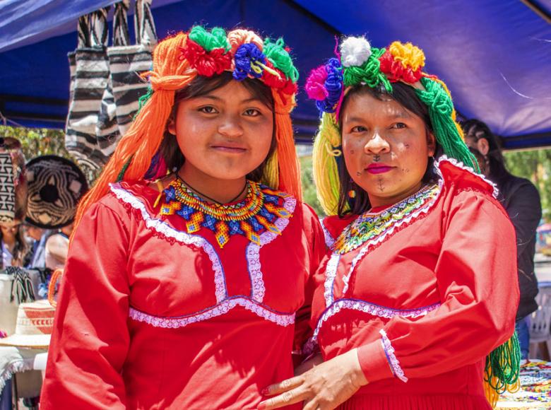 Jóvenes mujeres con sus atuendos típicos - Foto: Localidad de Santa Fe - Edgar Ramírez.