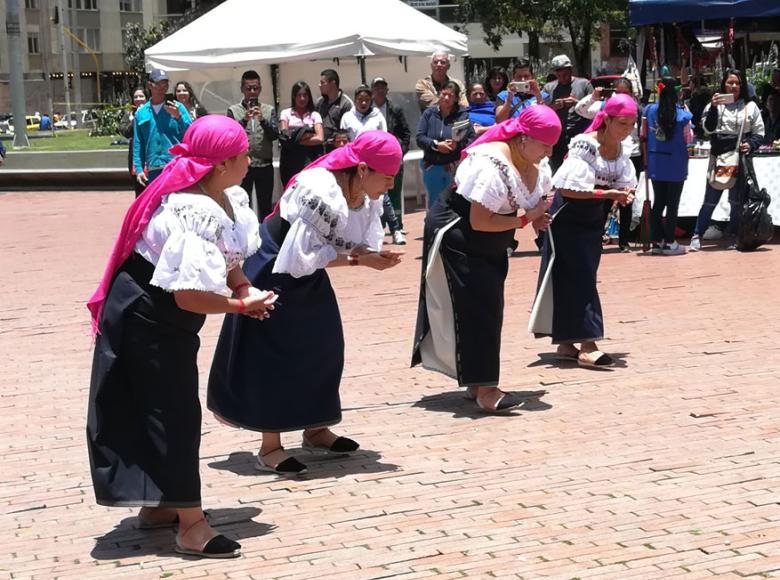 Bailes típicos en la Plaza de los Periodistas - Foto: Localidad de Santa Fe - Edgar Ramírez.