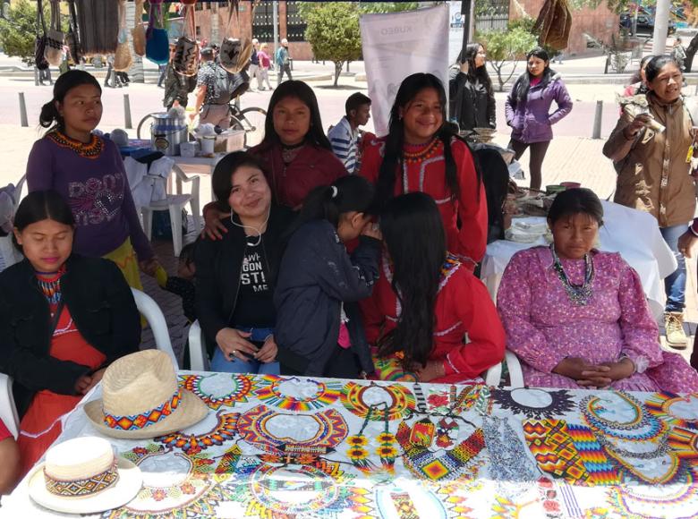 Grupo de mujeres Embera muestran sus trabajos artesanales tradicionales - Foto: Localidad de Santa Fe - Edgar Ramírez.