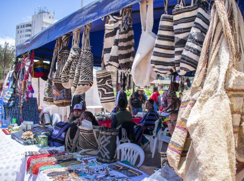 No podían faltar las mochilas Aruhacas de la Sierra Nevada de Santa Marta en la Plaza de los Periodistas - Foto: Localidad de Santa Fe - Edgar Ramírez.