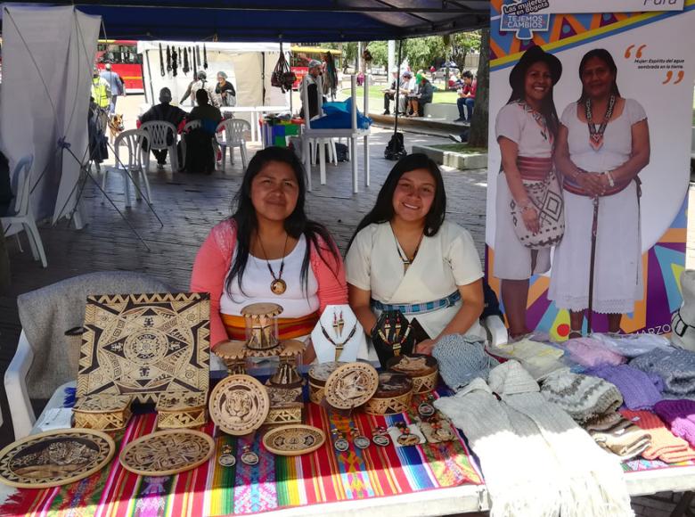 Mujeres representando el cabildo muisca de Bosa en la Plaza de los Artesanos - Foto: Localidad de Santa Fe - Edgar Ramírez.