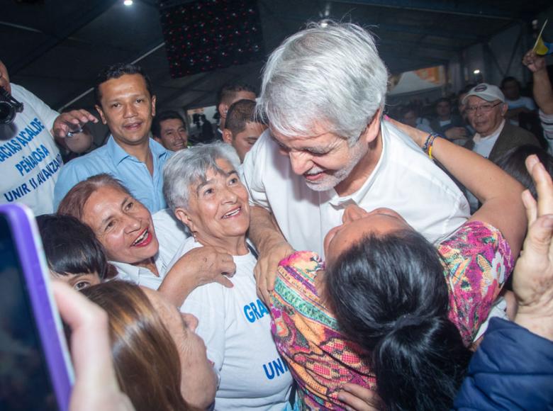 Familias reciben al alcalde Enrique Peñalosa con la felicidad para anuncio de legalización del barrio Unir II - Foto: Alcaldía de Bogotá.