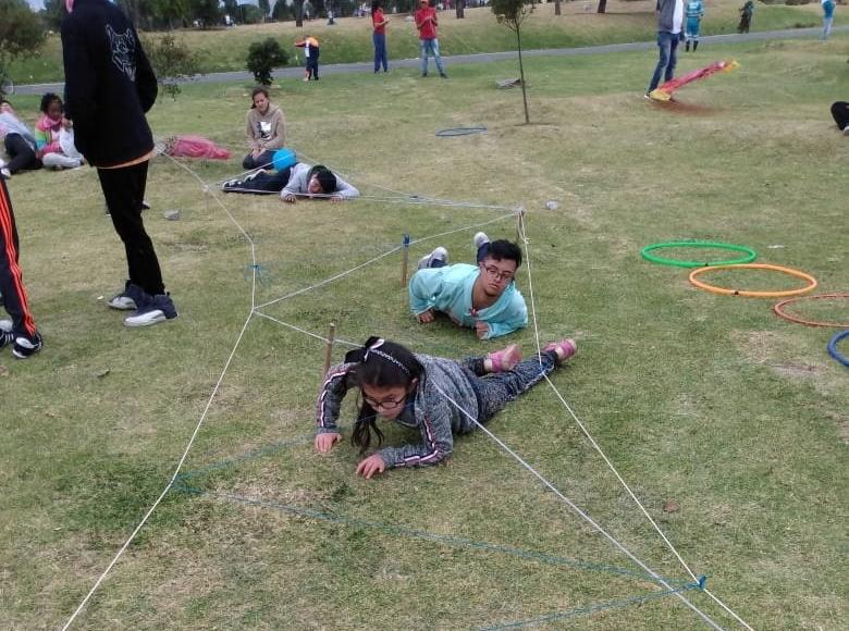 Las actividades del festival no solo se limitaron a elevar cometa. Los niños de los Centros Crecer participaron en juegos que estimularon sus habilidades motrices y se divirtieron.